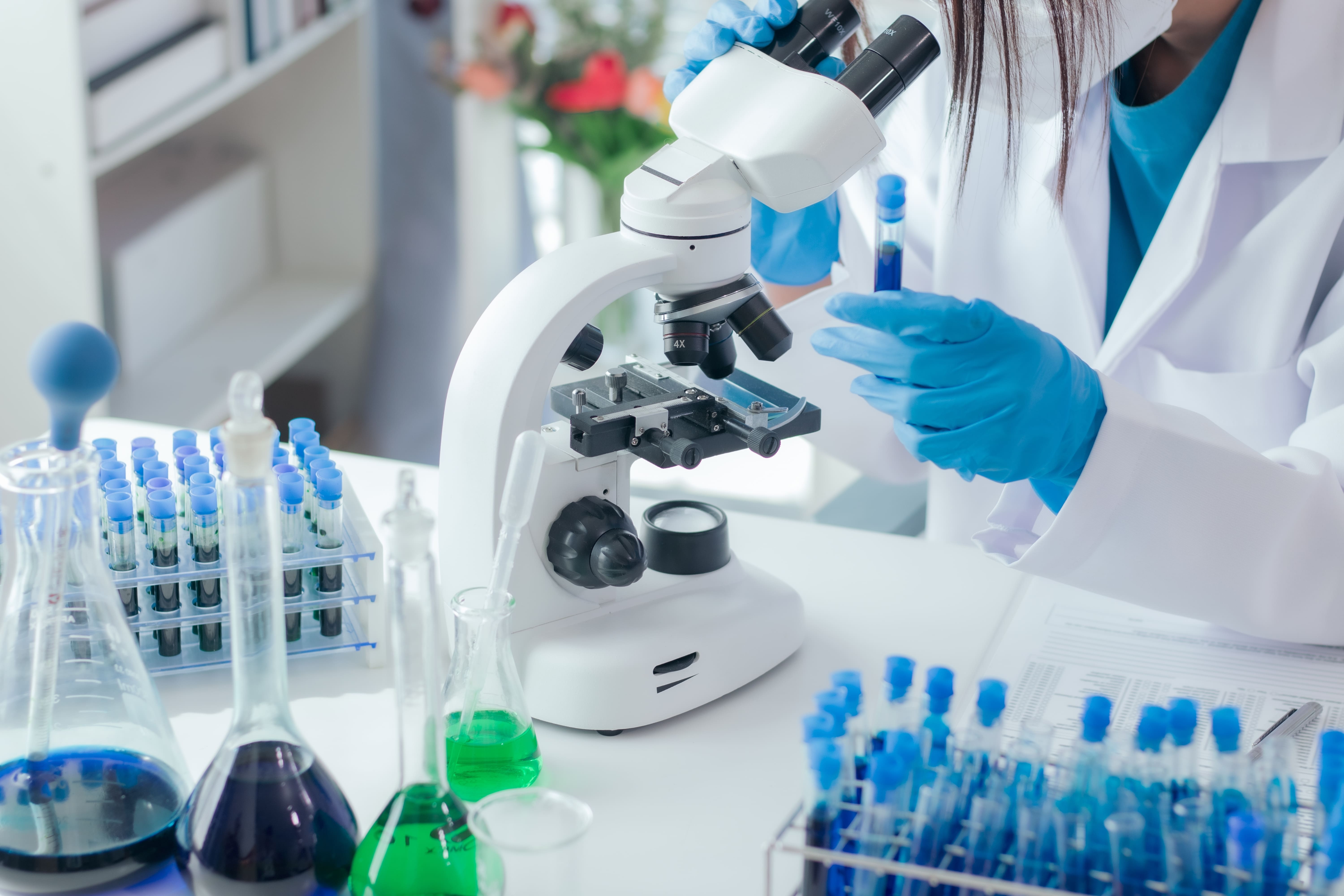 qué hace un microbiólogo