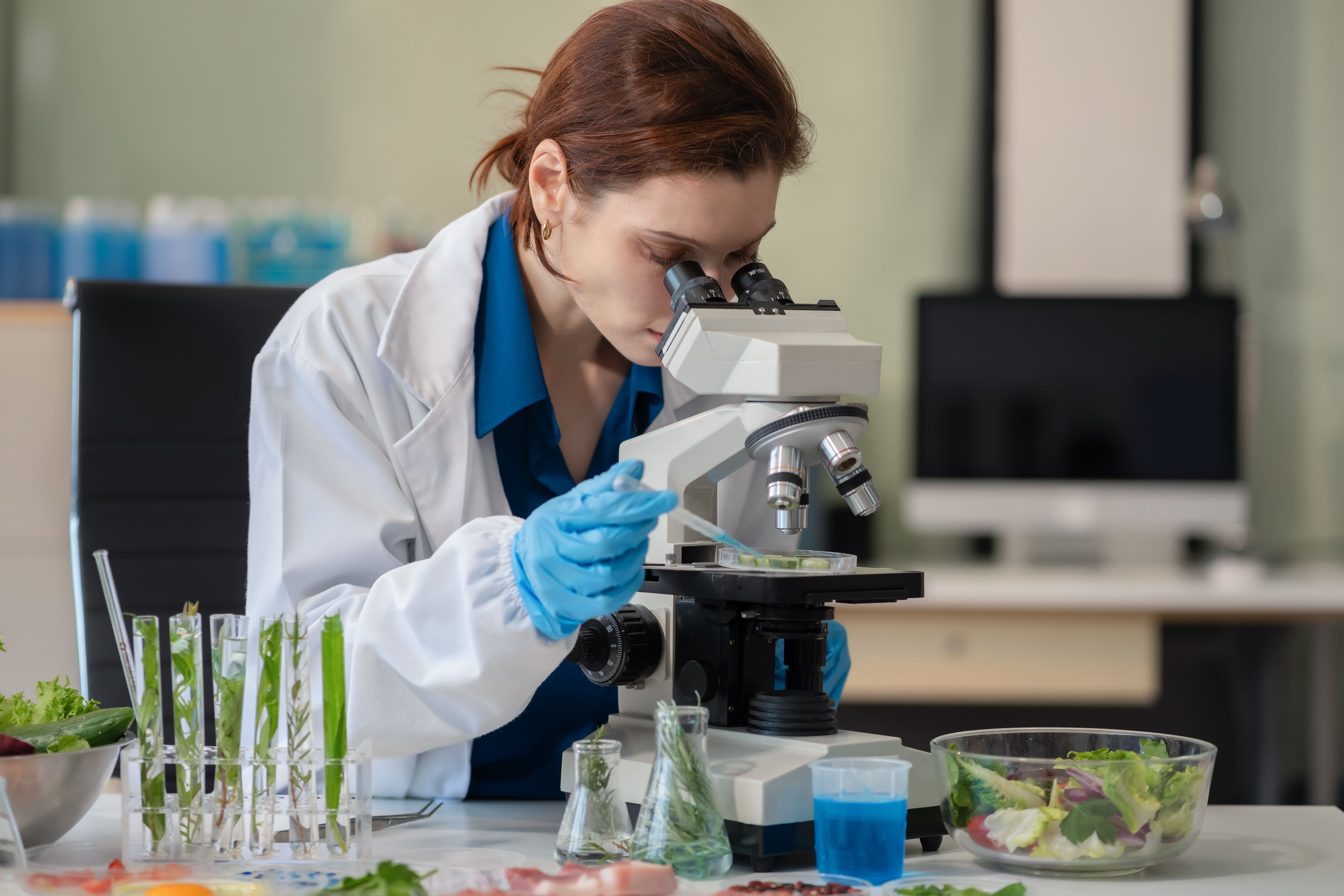 que-hace-un-microbiologo